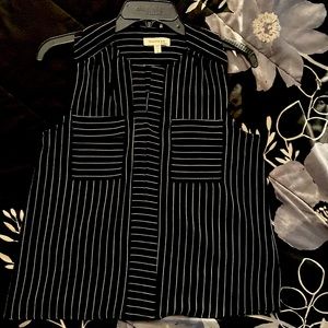 Women’s sleeveless top. Size small.